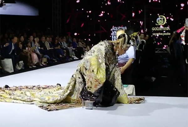 Dù có nhiều năm kinh nghiệm trong nghề người mẫu nhưng Võ Hoàng Yến vẫn khó tránh khỏi những sự cố trên sàn diễn bởi đôi giày 20cm và bộ trang phục cồng kềnh nặng 25kg.