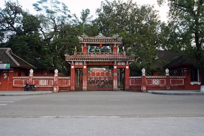 Quốc học là ngôi trường nổi tiếng ở cố đô Huế, thành lập ngày 23/10/1896, dưới thời vua Thành Thái. Quốc Học là ngôi trường trung học phổ thông lâu đời thứ ba tại Việt Nam.