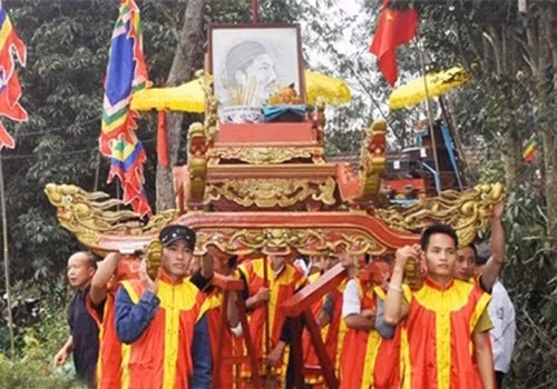 Vua Hàm Nghi tên thật là Nguyễn Phúc Ưng Lịch, tên húy là Nguyễn Phúc Minh, là con trai thứ 5 của kiến vương Nguyễn Phúc Hồng Cai và bà Nguyễn Thị Nhàn. Ông được phụ chính đại thần Tôn Thất Thuyết đem lên làm vua khi mới chỉ 13 tuổi.