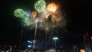 Đồng Tháp rộn ràng chương trình nghệ thuật và bắn pháo hoa đón Xuân Bính Ngọ