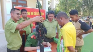 Lâm Đồng: Người dân xã Cát Tiên 3 giao nộp nhiều vũ khí tự chế, bẫy thú rừng