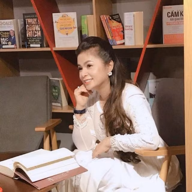 Bà Lê Hoàng Diệp Thảo có nhan sắc trẻ trung quý phái tuổi U60 - Hình 11 Ba Le Hoang Diep Thao co nhan sac tre trung quy phai tuoi U60-Hinh-11