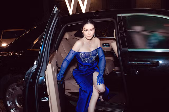 Nữ đại gia cứ buổi tối buồn buồn thì mang hột xoàn ra đếm - Hình 12 Nu dai gia cu buoi toi buon buon thi mang hot xoan ra dem-Hinh-12