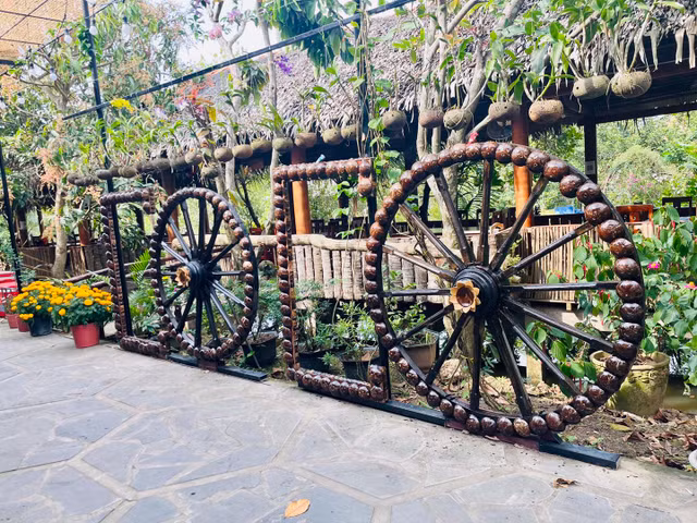 Đại gia Vĩnh Long chơi lớn với biệt phủ dừa cực độc lạ - Hình 3 Dai gia Vinh Long choi lon voi biet phu dua cuc doc la-Hinh-3