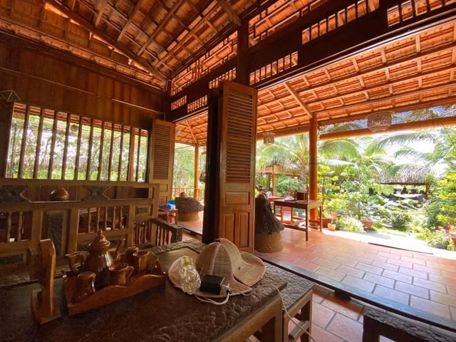 Đại gia Vĩnh Long chơi lớn với biệt phủ dừa cực độc lạ - Hình 13 Dai gia Vinh Long choi lon voi biet phu dua cuc doc la-Hinh-13