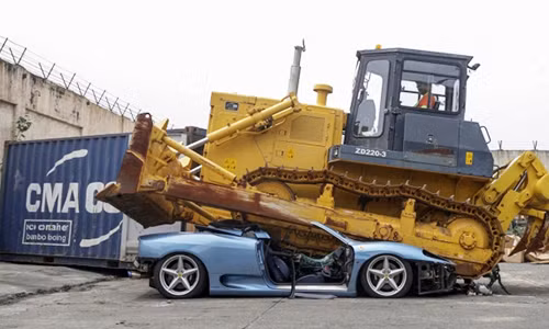 Xem siêu xe Ferrari 360 Spider bị nghiền nát do trốn thuế - Hình 2 Xem sieu xe Ferrari 360 Spider bi nghien nat do tron thue-Hinh-2