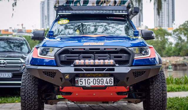 Dân chơi Sài Gòn chi trăm triệu độ "sắc đẹp" Ford Raptor - Hình 4 Dan choi Sai Gon chi tram trieu do