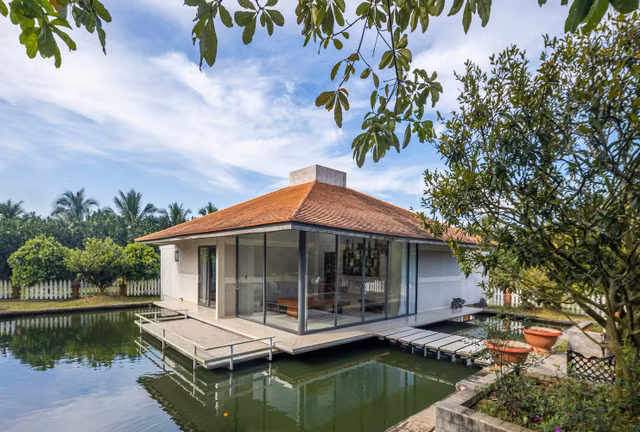 Vao xem can biet thu 'lo lung' giua mat nuoc-Hinh-2