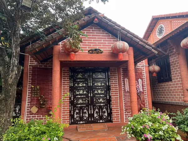 Ngoi nha hoan toan bang gom do doc nhat vo nhi tai Viet Nam-Hinh-4