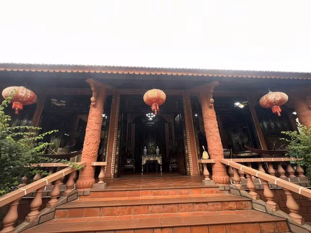 Ngoi nha hoan toan bang gom do doc nhat vo nhi tai Viet Nam-Hinh-13