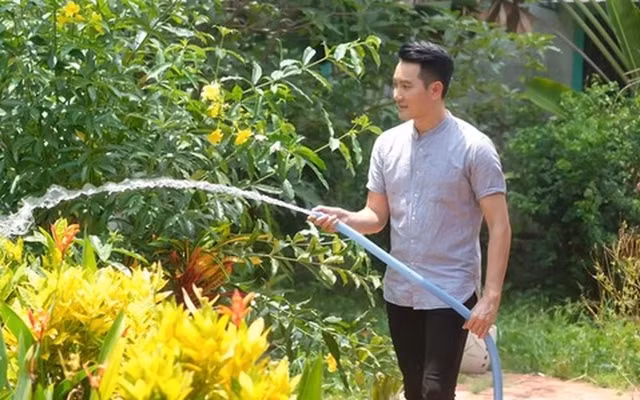 Ai là đại gia ngâm trong showbiz Việt? - Hình 7 Ai la dai gia ngam trong showbiz Viet?-Hinh-7