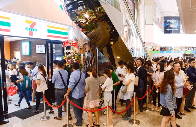 Vỡ mộng "bành trướng" ở VN, 7-Eleven, GS25 bán bánh tráng trộn, hột vịt lộn Vo mong