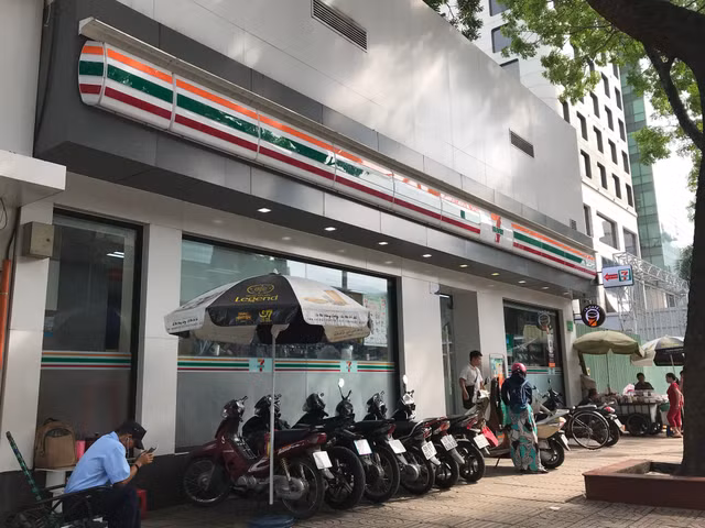 Vỡ mộng "bành trướng" ở VN, 7-Eleven, GS25 bán bánh tráng trộn, hột vịt lộn - Hình 2 Vo mong