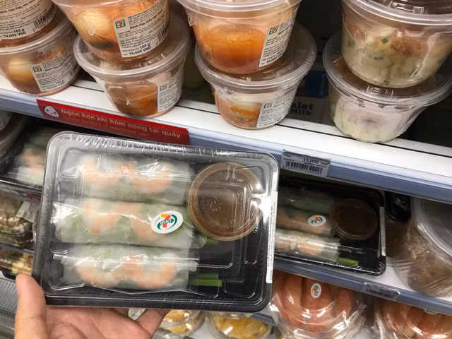 Vỡ mộng "bành trướng" ở VN, 7-Eleven, GS25 bán bánh tráng trộn, hột vịt lộn - Hình 4 Vo mong