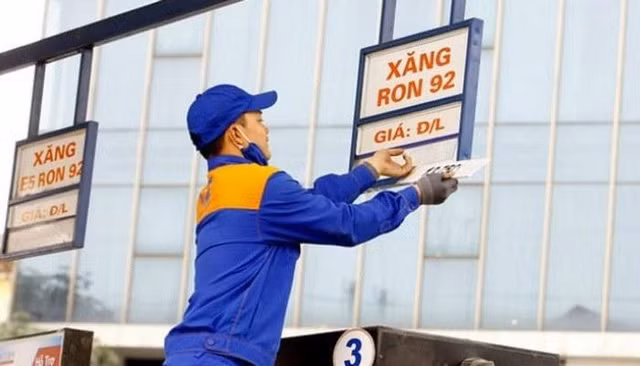 Gia xang hom nay nguy co tang, gia dien van gay sot