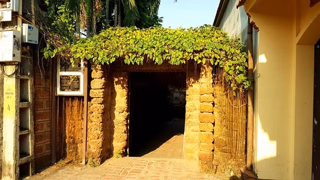 Chi tiết ngôi nhà cổ 400 tuổi được đại gia trả giá tiền tỷ ở Đường Lâm - Hình 3 Chi tiet ngoi nha co 400 tuoi duoc dai gia tra gia tien ty o Duong Lam-Hinh-3