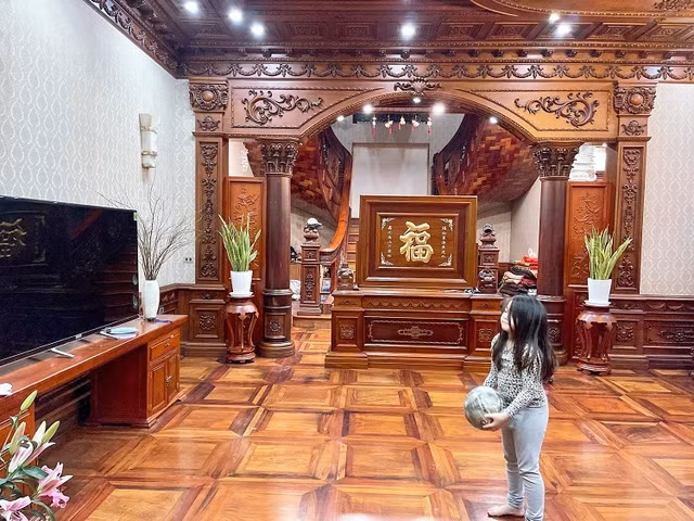 Cận cảnh căn biệt thự toàn gỗ quý của đại gia Bắc Ninh - Hình 8 Can canh can biet thu toan go quy cua dai gia Bac Ninh-Hinh-8