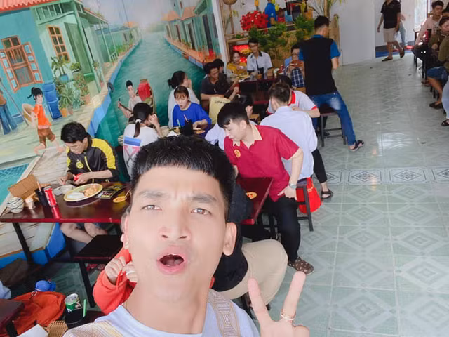Chuoi quan bun dau cua Mac Van Khoa lam an ra sao?-Hinh-2