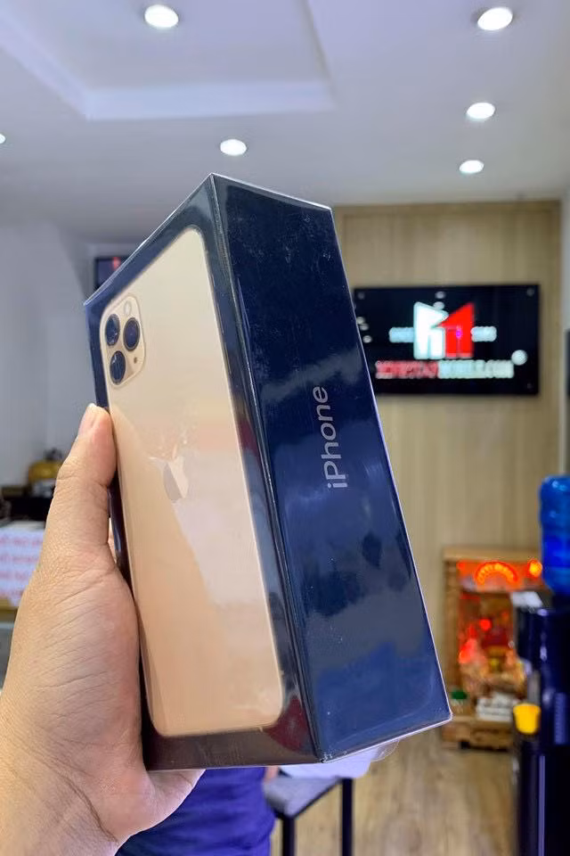 Cận cảnh iPhone 11 Pro Max đầu tiên về Việt Nam giá 100 triệu đồng - Hình 5 Can canh iPhone 11 Pro Max dau tien ve Viet Nam gia 100 trieu dong-Hinh-5
