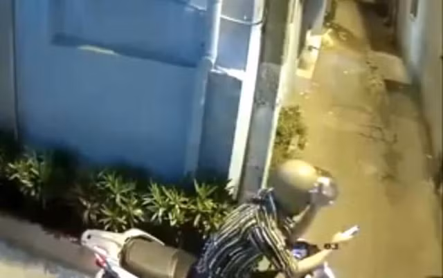 Đưa tay vào ngực bé gái trong hẻm vắng, thanh niên chạy SH bị cộng đồng mạng truy tìm ráo riết Dua tay vao nguc be gai trong hem vang, thanh nien chay SH bi cong dong mang truy tim rao riet