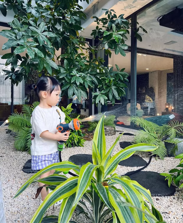 Cận cảnh căn biệt thự sang chảnh của đại gia Cường Đô La và vợ Đàm Thu Trang Can canh can biet thu sang chanh cua dai gia Cuong Do La va vo Dam Thu Trang