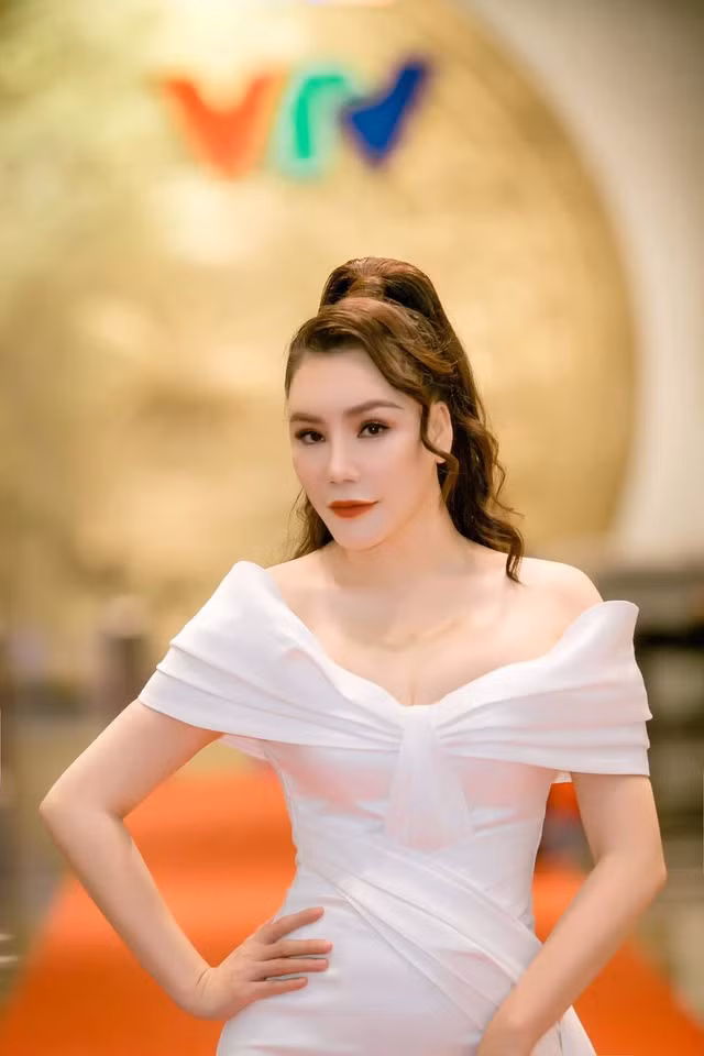 Hồ Quỳnh Hương giàu cỡ nào khi cát-xê ghế nóng bạc tỷ? Ho Quynh Huong giau co nao khi cat-xe ghe nong bac ty?