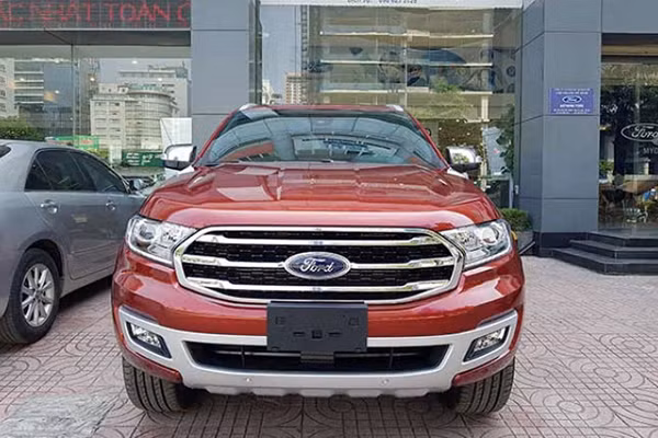 Ford Everest xa hang, giam gia den 200 trieu