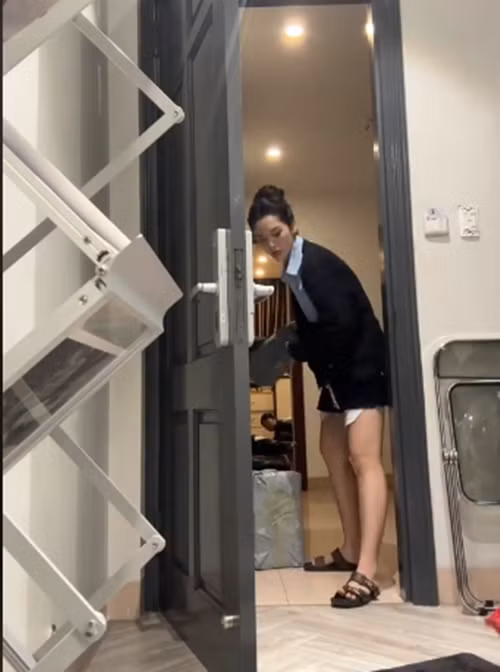 Bên trong ngôi nhà 4 tầng có thang máy của diễn viên Quỳnh Lương - Hình 4 Ben trong ngoi nha 4 tang co thang may cua dien vien Quynh Luong-Hinh-4