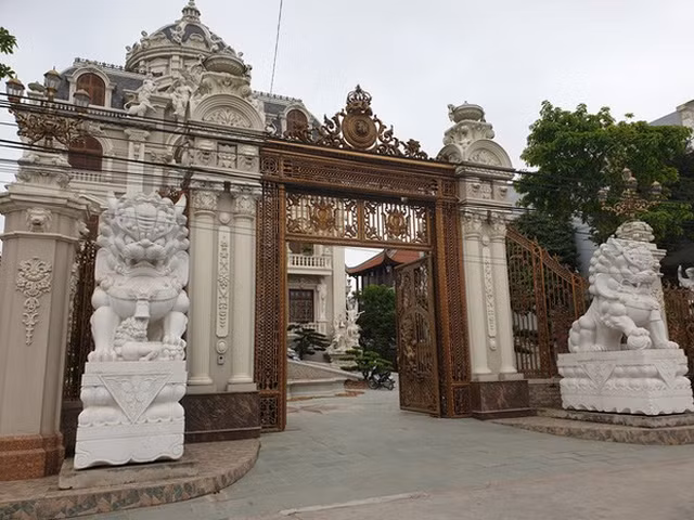 Xem lâu đài dát vàng 50 tỷ của đại gia Nam Định - Hình 5 Xem lau dai dat vang 50 ty cua dai gia Nam Dinh-Hinh-5