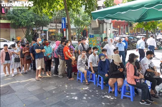 Người dân đổ xô mua vàng, ngân hàng 'cháy hàng' chỉ sau 5 phút - Hình 5 Nguoi dan do xo mua vang, ngan hang 'chay hang' chi sau 5 phut-Hinh-5