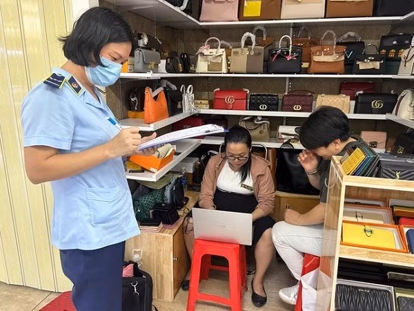 Cận Tết, hàng giả hàng nhái tràn lan thị trường - Hình 2 Can Tet, hang gia hang nhai tran lan thi truong-Hinh-2