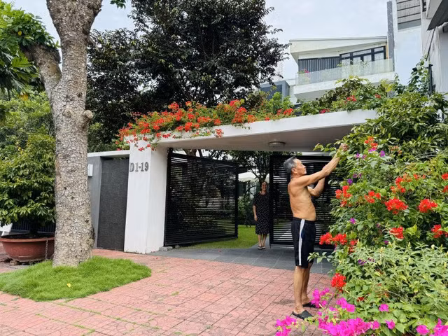 Diễn viên Quốc Trường sở hữu biệt thự ngập hoa ở Cần Thơ Dien vien Quoc Truong so huu biet thu ngap hoa o Can Tho