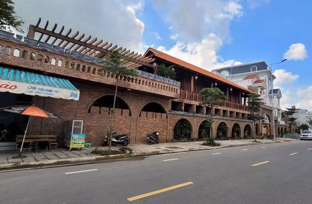 Những căn biệt phủ bề thế tiền tỷ bị cưỡng chế vì xây trái phép - Hình 10 Nhung can biet phu be the tien ty bi cuong che vi xay trai phep-Hinh-10