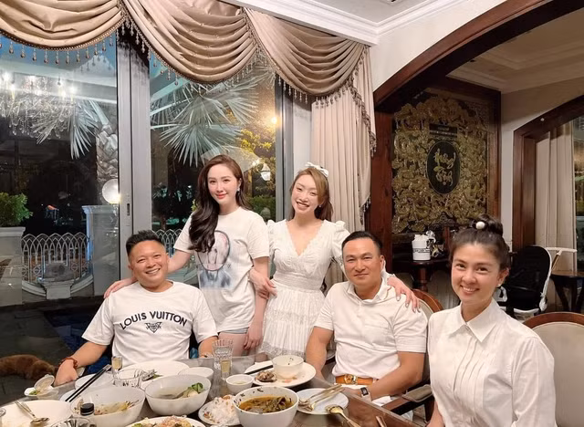 Ben trong biet thu xa hoa nha chong Bao Thy duoc he lo