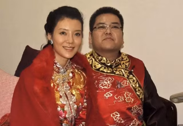 Khi đứng trên đỉnh vinh quanh, Li Zhaohui chi đống tiền theo đuổi phụ nữ đẹp - Hình 6 Khi dung tren dinh vinh quanh, Li Zhaohui chi dong tien theo duoi phu nu dep-Hinh-6