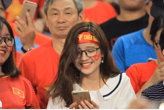 4 co gai bong noi tieng nho den san co vu DT Viet Nam nam 2018