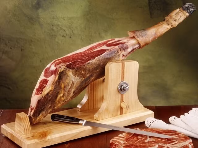 Thịt lợn muối Iberico có gì đặc biệt mà giá hàng chục triệu hút khách dịp Tết? Thit lon muoi Iberico co gi dac biet ma gia hang chuc trieu hut khach dip Tet?