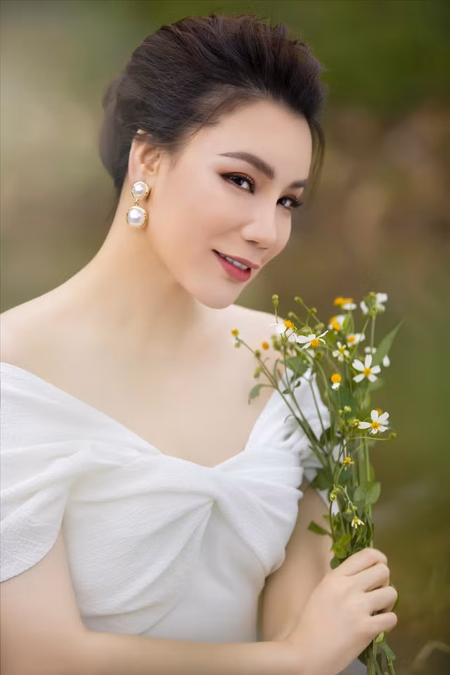 Bên trong biệt thự lộng lẫy như cung điện của ca sĩ Hồ Quỳnh Hương Ben trong biet thu long lay nhu cung dien cua ca si Ho Quynh Huong