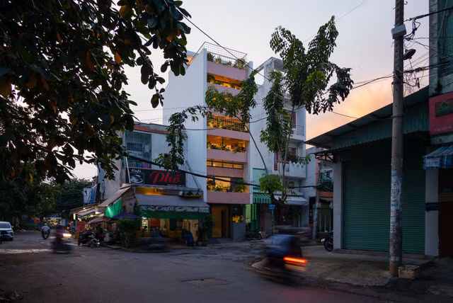 Can nha nho 40m2 o Sai Gon duoc thiet ke trang nha phu hop gia dinh 4 nguoi-Hinh-2