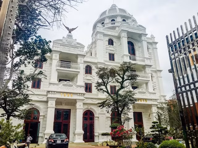 Trầm trồ biệt thự đồ sộ như lâu đài của nữ đại gia Phú Thọ Tram tro biet thu do so nhu lau dai cua nu dai gia Phu Tho