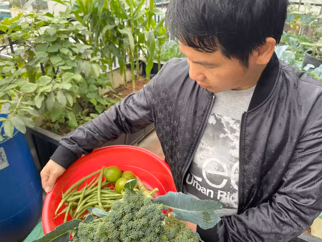 Chi tiet co ngoi bac ty giua pho cua ca si Trong Tan-Hinh-6
