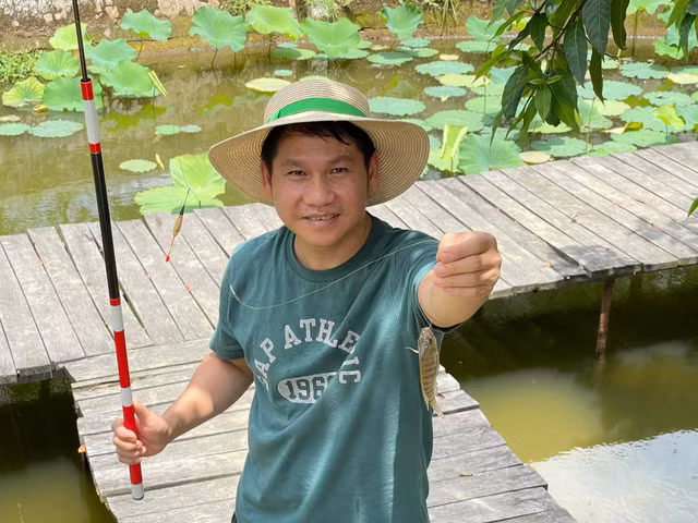 Chi tiet co ngoi bac ty giua pho cua ca si Trong Tan