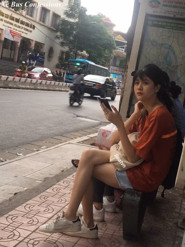 Bị chụp lén lúc chờ xe buýt, nữ sinh khiến bao chàng trai phải xao xuyến Bi chup len luc cho xe buyt, nu sinh khien bao chang trai phai xao xuyen