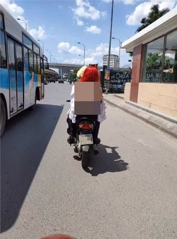 Muôn vàn kiểu ăn mặc... hở hang tránh nóng 40 độ Muon van kieu an mac... ho hang tranh nong 40 do