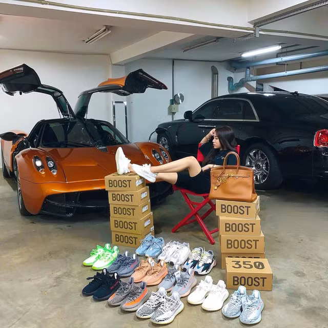 Mới đây, con gái Minh Nhựa gây sốt khi khoe bức ảnh tạo dáng cool ngầu bên siêu xe 80 tỷ Pagani Huayra và bộ sưu tầm giày sneaker đắt đỏ. Người người xuýt xoa khen ngợi Phạm Trần Nguyễn Minh Anh (Joyce Phạm) vì vì nhan sắc xinh đẹp, tài kinh doanh thừa hưởng từ bố, nhà nhà thắc mắc về đời sống tình cảm.