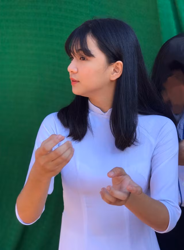 Dien ao dai trang tinh khoi, nu sinh 2K2 bat ngo bi ket ban o at-Hinh-3