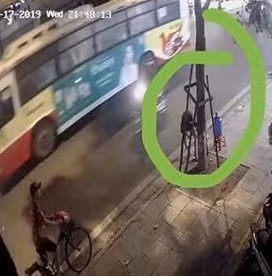 Cô gái vô ý thức rửa chân bằng nước uống từ thiện Co gai vo y thuc rua chan bang nuoc uong tu thien