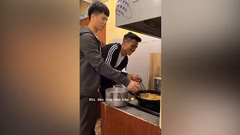 Tiến Dũng và Đình Trọng "hẹn hò" trong bếp khiến chị em phát ghen Tien Dung va Dinh Trong