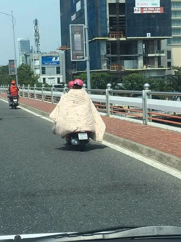 Hết hồn với "style Ninja" trong ngày nắng nóng đỉnh điểm ở Sài Gòn Het hon voi