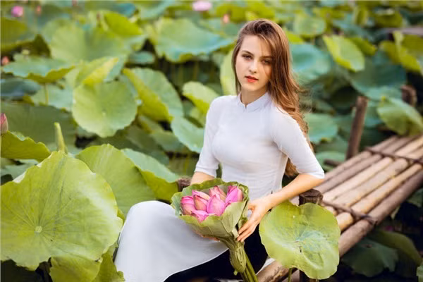Tìm ra danh tính của mẫu Tây mặc yếm chụp bên sen Tim ra danh tinh cua mau Tay mac yem chup ben sen